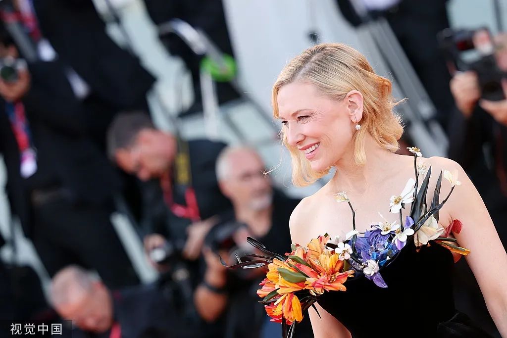 威尼斯红毯抓马多：甜茶穿红色露背装吸睛，凯特大魔王气场强…