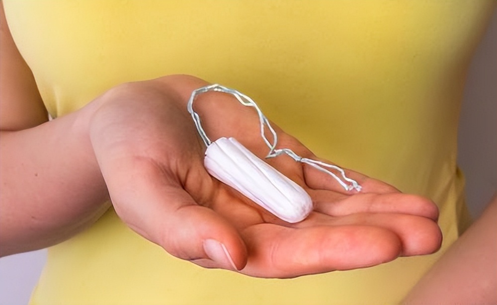 21岁女大学生，卫生棉条卡在身体里面，医生哭笑不得：用错方法了