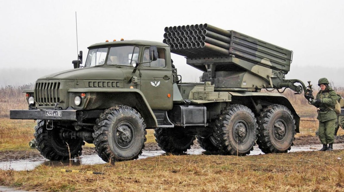 俄罗斯火箭炮攻击视频,俄罗斯冰雹火箭炮万箭齐射