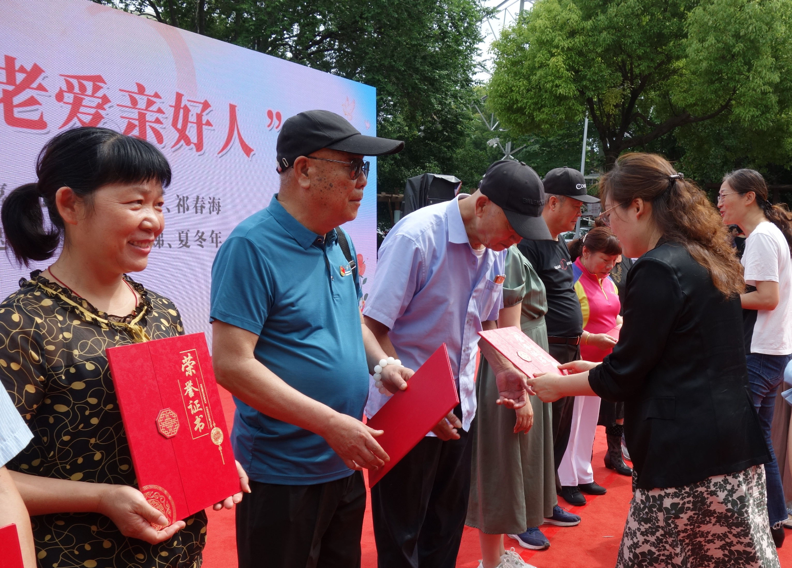 赴梅林花园社区开展主题党日活动,杨柳湖社区举办主题党日活动