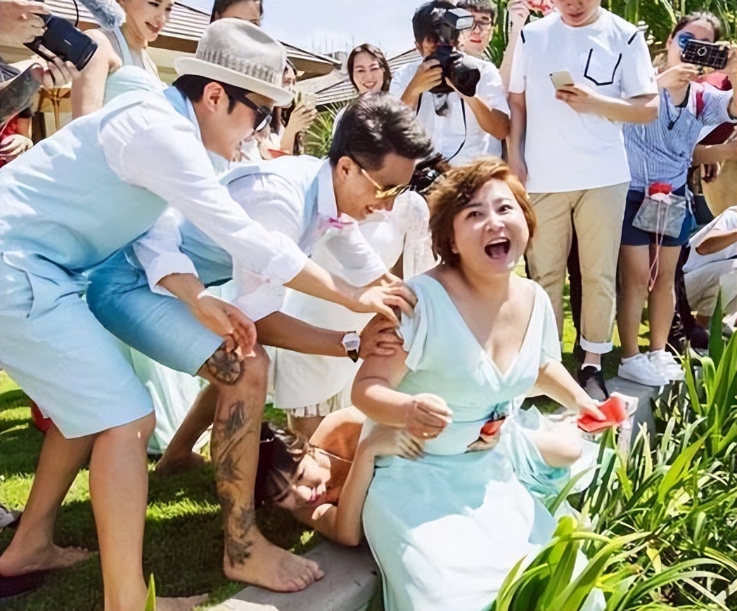 柳岩水蜜桃西装,柳岩水蜜桃礼服