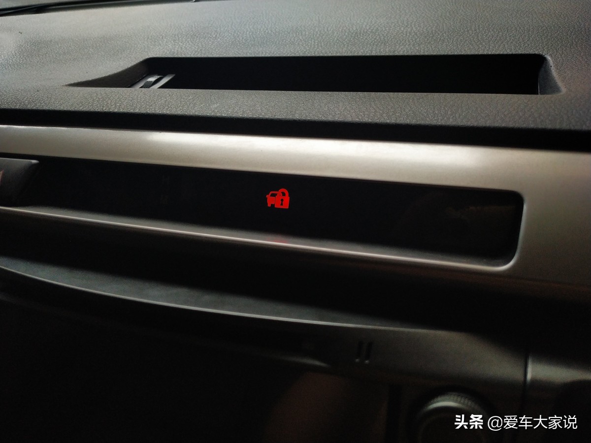 方向盘底下的电线露出来了,方向盘下面取电