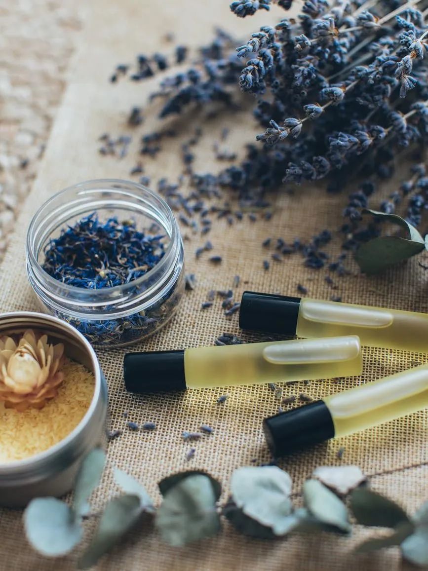 精油芳香疗法的作用是什么,精油调制香水