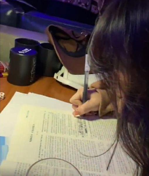高三女生一边蹦迪一边写作业,高三女生蹦迪