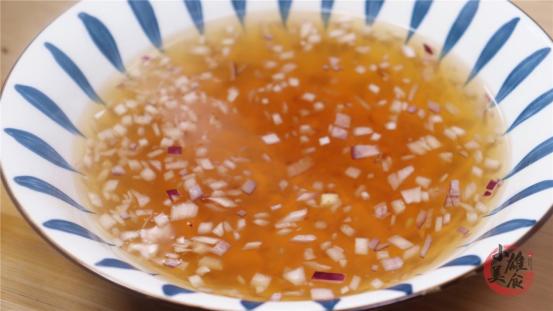 洋葱冰糖泡水喝有什么功效,洋葱生姜和冰糖煮水的功效与作用