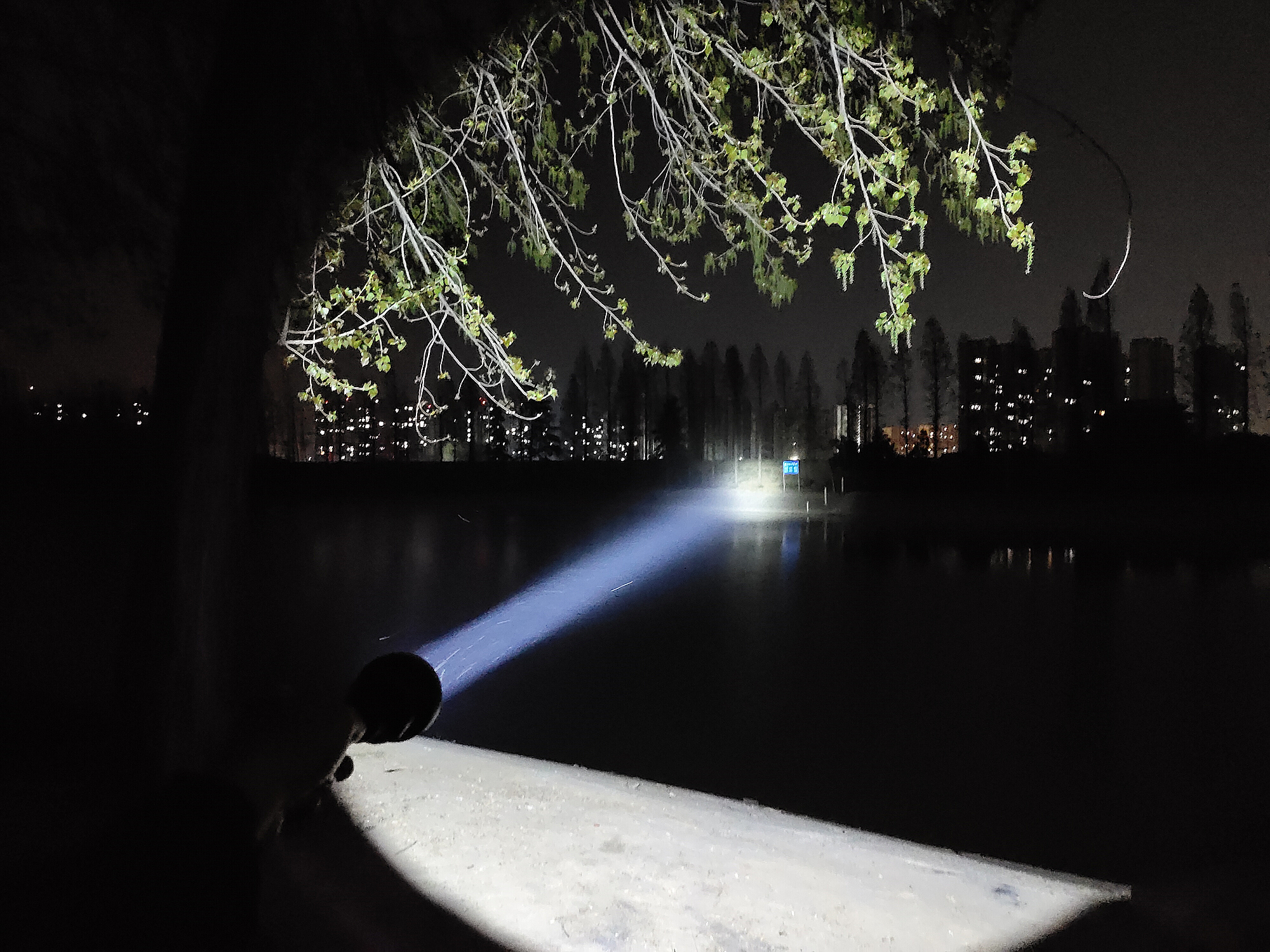 双光源任切换，千米光柱一线天！CYANSKYH5GT远射手电体验