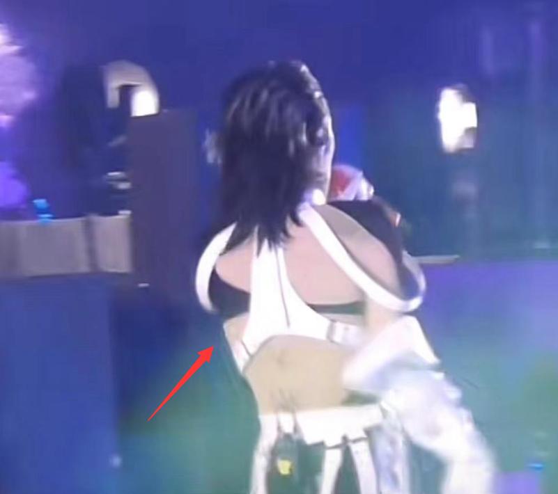 华晨宇刘德华开演唱会，刘德华用实际行动诠释谁是华语乐坛之神