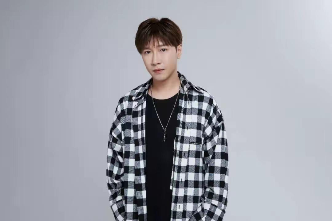 2006年，23岁小伙退娱乐圈，成网红英语老师，月变现超百万