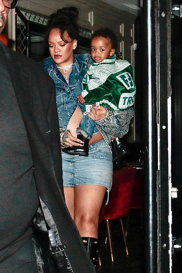 蕾哈娜亮相宣布已怀上二胎,蕾哈娜挺大孕肚海边嬉闹