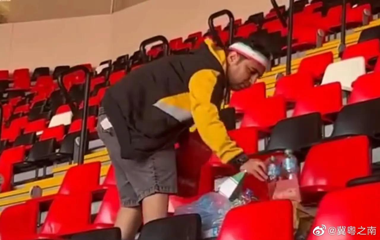 日本球迷输球后暴怒,世界杯日本球迷震撼催泪时刻