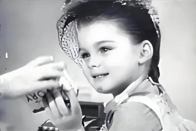 波姬·小丝：我10岁全裸出镜，20岁仍是完璧之身，往事已不堪回首