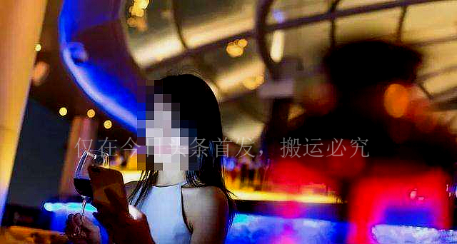 女大学生因想买7000元的裙子，到酒吧做兼职模特，最终结局如何？