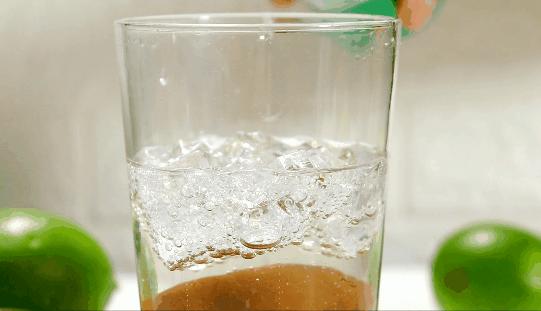 晨起第一杯水喝淡盐水还是蜂蜜水,每天盐水蜂蜜水柠檬水换着喝