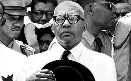 总统疯狂敛财，百姓穷得吃土，被五常点名批评的失败国度