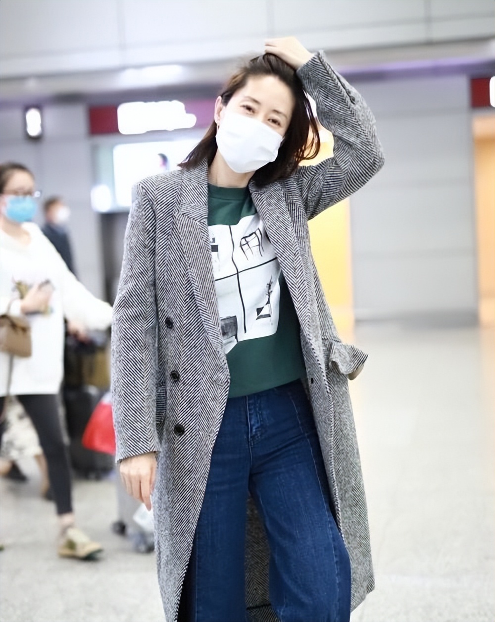 刘敏涛粉色系穿搭,刘敏涛穿裙装够自信长腿有多纤细