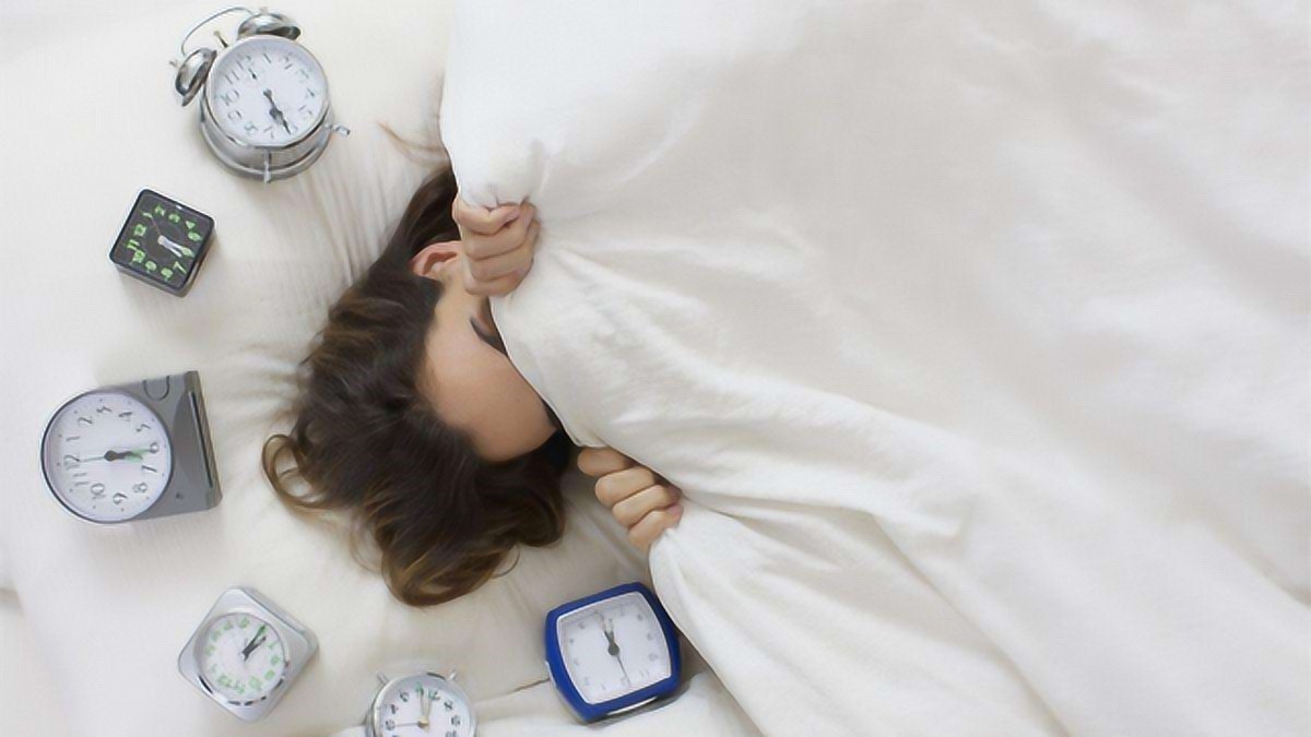 老人睡觉起得迟是好事吗,老人睡得晚起得早有什么危害吗