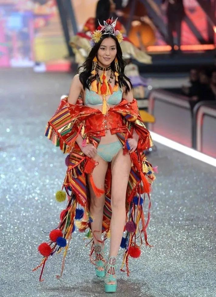 回看维密秀幺蛾子乱飞，蜘蛛精、奇怪中国风，超模也救不了的时尚