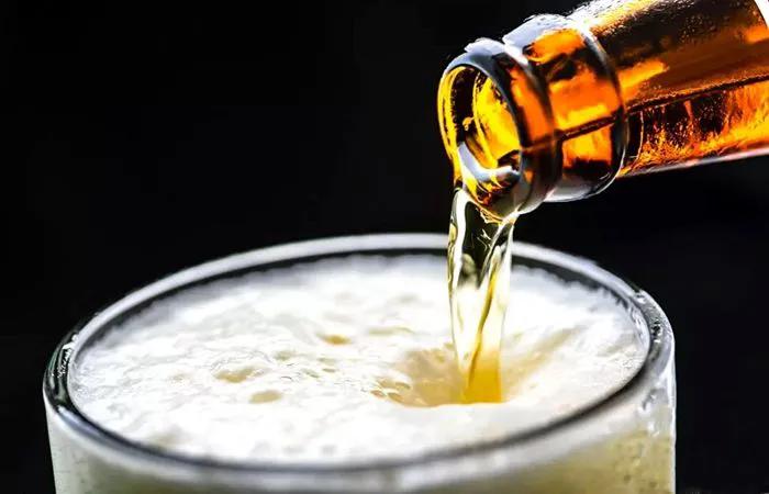 才发现，原先啤酒瓶盖里埋有小机关，把握以后小女生也能拧开