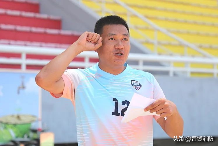 绿茵场上,绿茵场上展风采