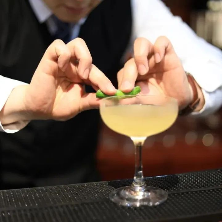 30岁跳出舒适圈改行学美业,学调酒入行