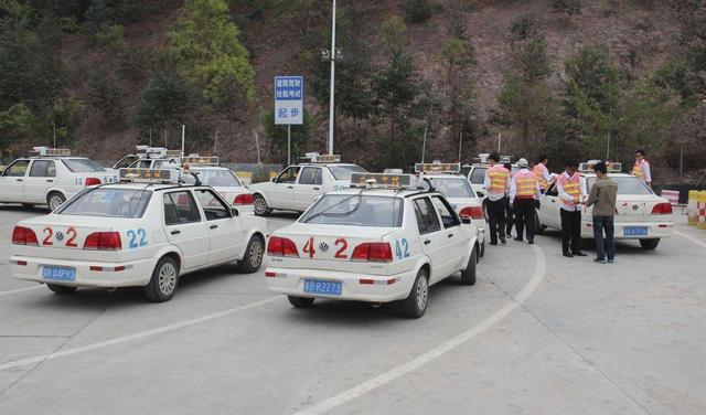 科目三会有几次补考机会,科目三补考可以换考场补考吗