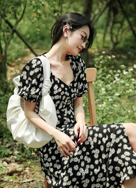 女生穿碎花会不会老气,女孩子穿碎花裙真漂亮