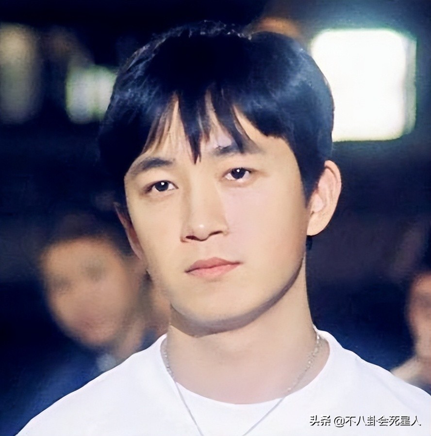 脸部垮掉的男人,脸部塌陷的男生