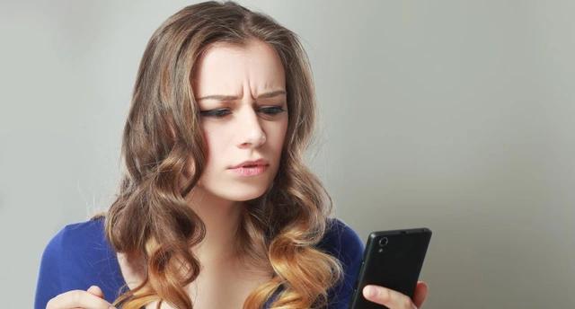 看手机时眼睛会流泪是什么原因,为什么看手机会无缘无故流泪