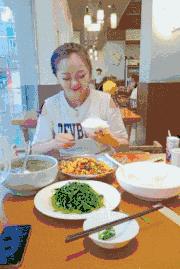 “姑娘，你知道衣服上的字是什么意思吗？”哈哈哈自信的姑娘最美