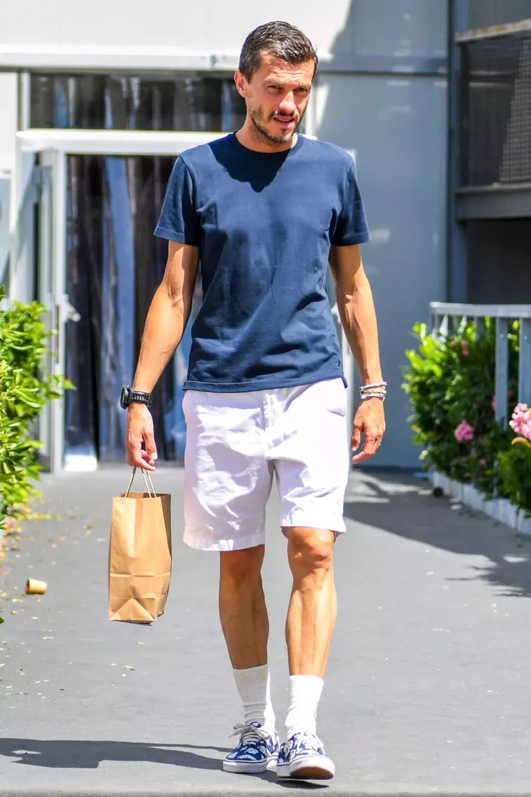 白t恤多种穿搭法男,男人一件t恤30种搭配怎么穿都时髦