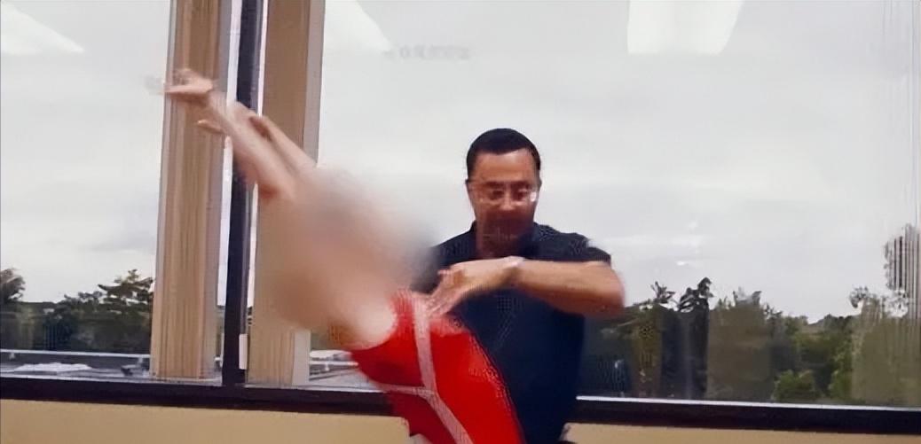 前美国体操队队医纳萨尔性侵犯案,美国队医纳萨尔治疗教学视频