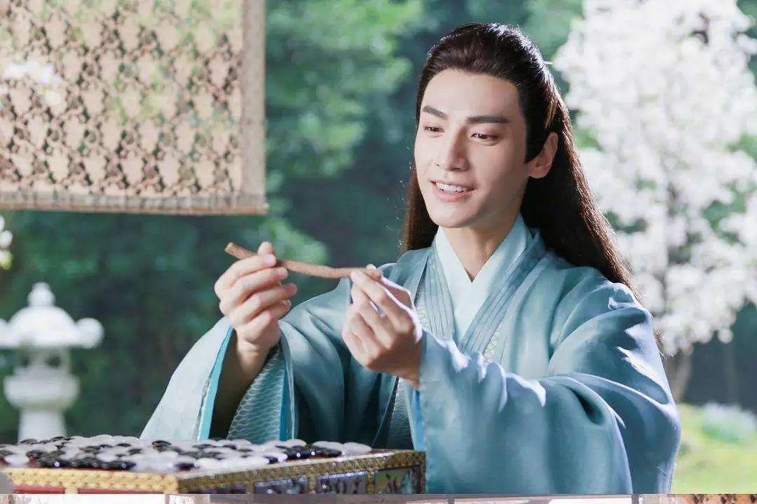 胡茬红唇，救命，代言化妆品的男明星太吓人了