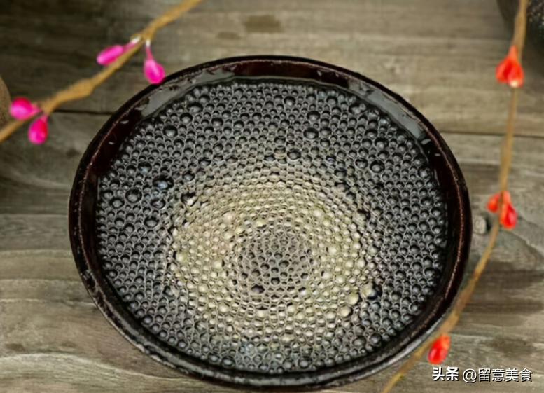 四川一老伯捡到“大便宜”，从垃圾堆翻出42年茅台瓶，专家：珍贵