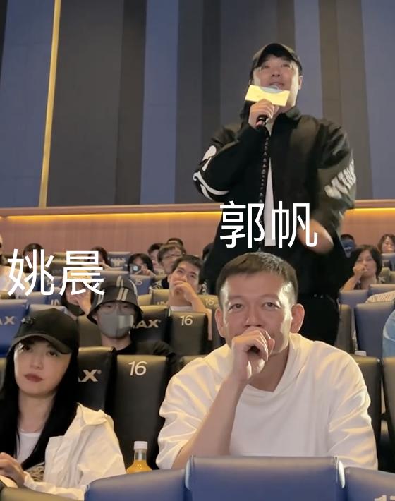 陈思诚现身佟丽娅首映礼接受采访,陈思诚亮相佟丽娅新片首映