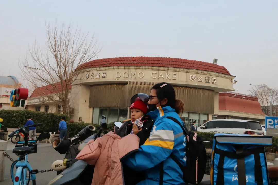 火锅店老板娘破产带着*女幼**跑闪送，每天挣够200元就回家