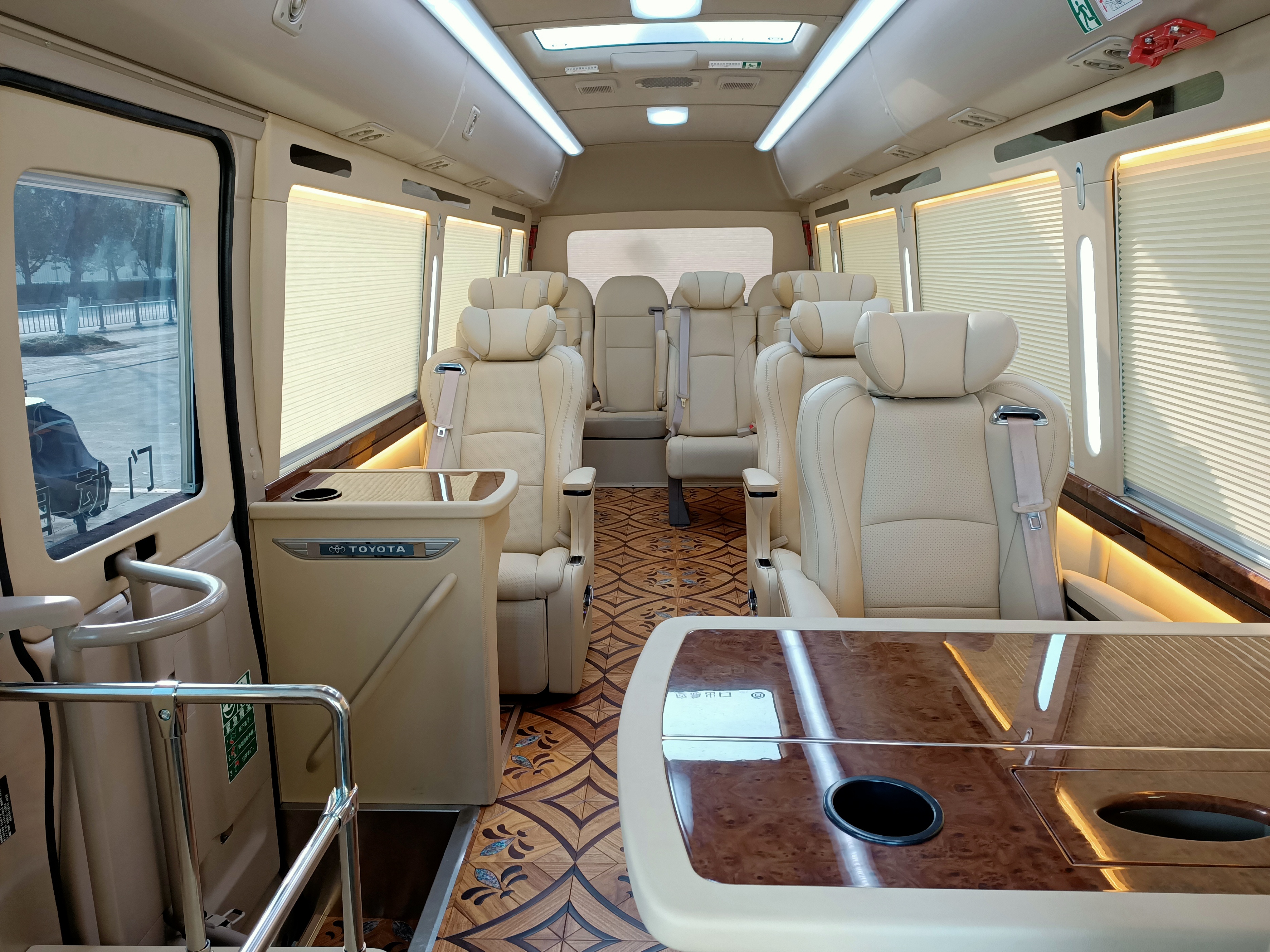 丰田考斯特和考斯特,金旅考斯特和丰田考斯特区别