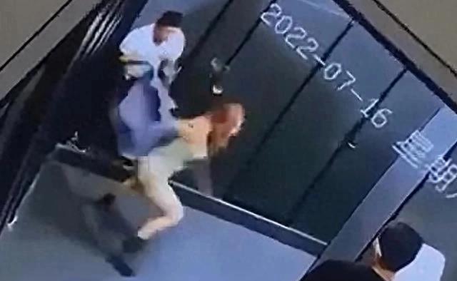 女子被男子扯着头发拖进厕所,男子露出*体下**小便,羞辱现场视频曝