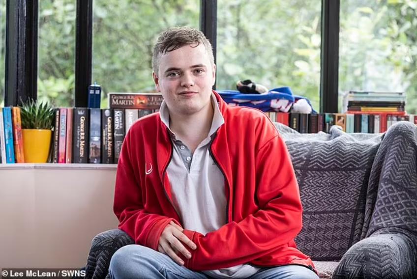 神奇！英国小哥患罕见“通感症”看到名字就能尝到或闻到特定气味