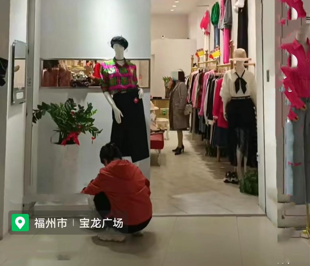 福建:女孩蹲在服装店前哭,两件衣服买1000多,老板不同意退款