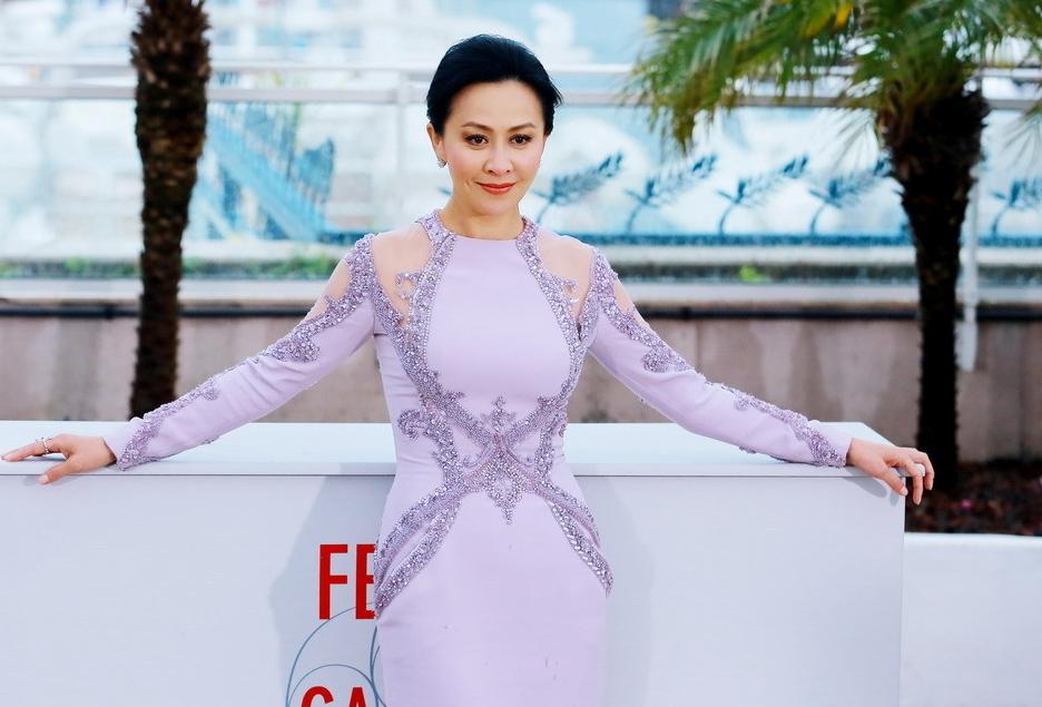 她是“忧郁王子”梁朝伟的白月光，却惨遭绑架一度想结束生命