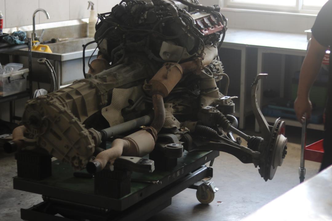 老款奥迪q74.2报废,奥迪q7新能源报废车