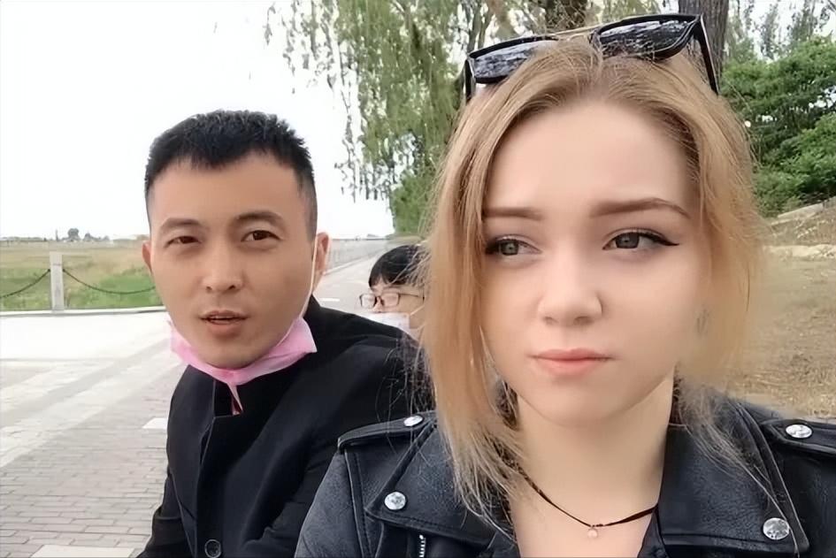 俄罗斯美女嫁给东北3婚男人，夫妻恩爱，网友感慨：他太幸运了