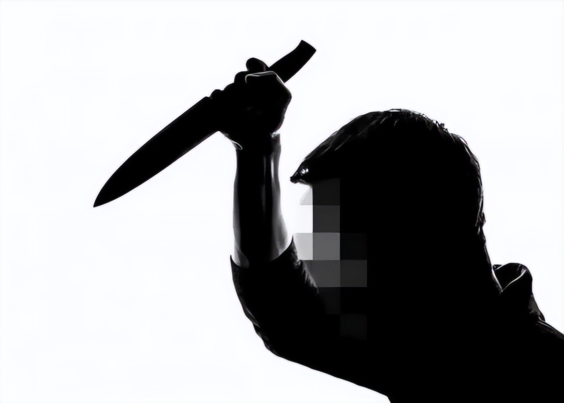 你让我无家可归，我杀你全家！男子怒砍邻居一家5口后，畏罪自杀