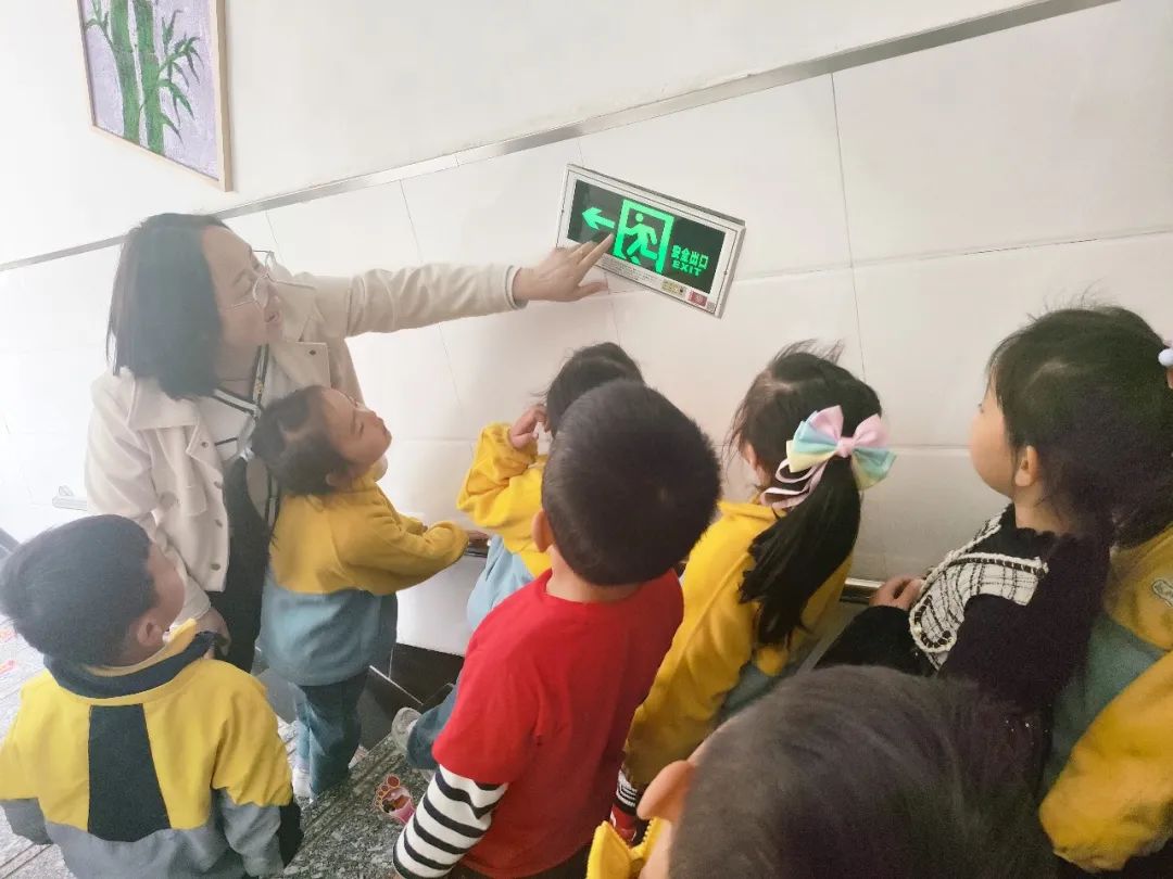 【垣曲县滨都幼儿园】滨都萌娃走进*防队消**致敬最美“火焰蓝”