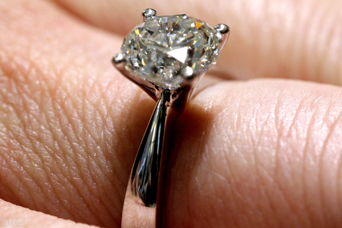 钻戒上面的钻碎了一点怎么修复,钻戒怎么镶嵌钻石不容易掉