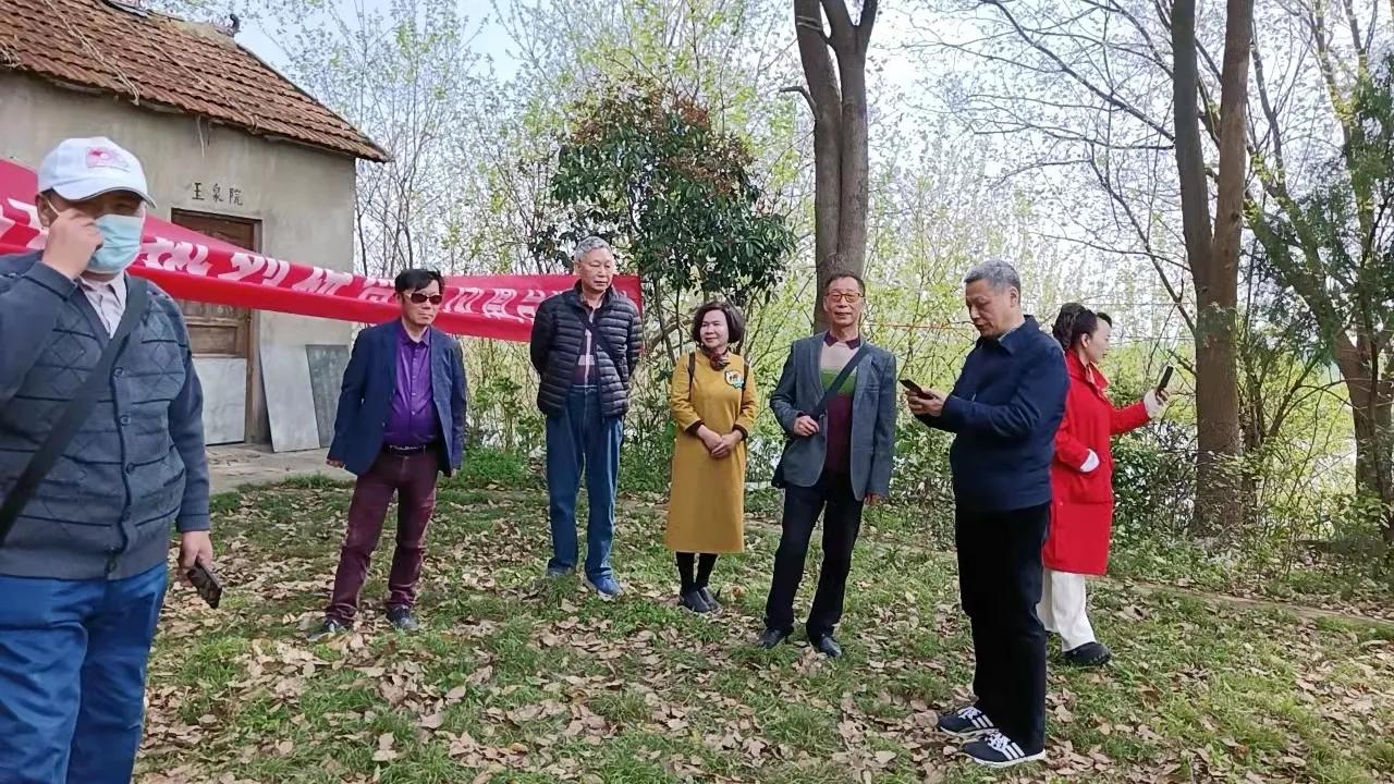 凤凰台上悬明月，同照今人与故人