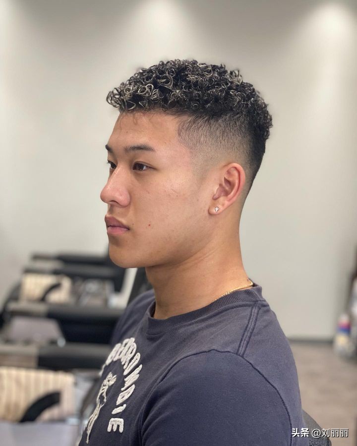 发型2018流行男士发型板寸头,炎热的夏季寸头