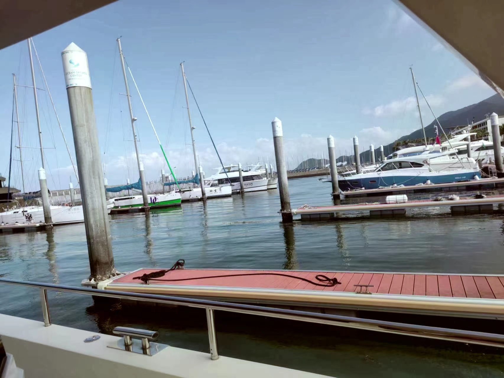 右手端啤，就着海风，喝到微醺