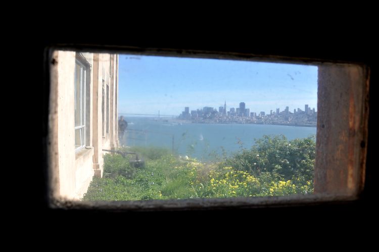 回味旧金山探访成功者的庄园,一种窗口令艾尔卡彭等囚犯备受折磨