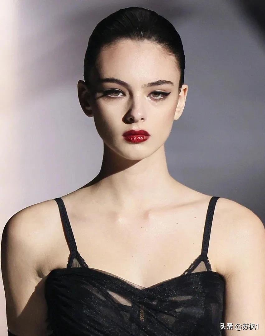 在我没有告诉你她爸妈是谁之前，你觉的她这张街拍美不美？